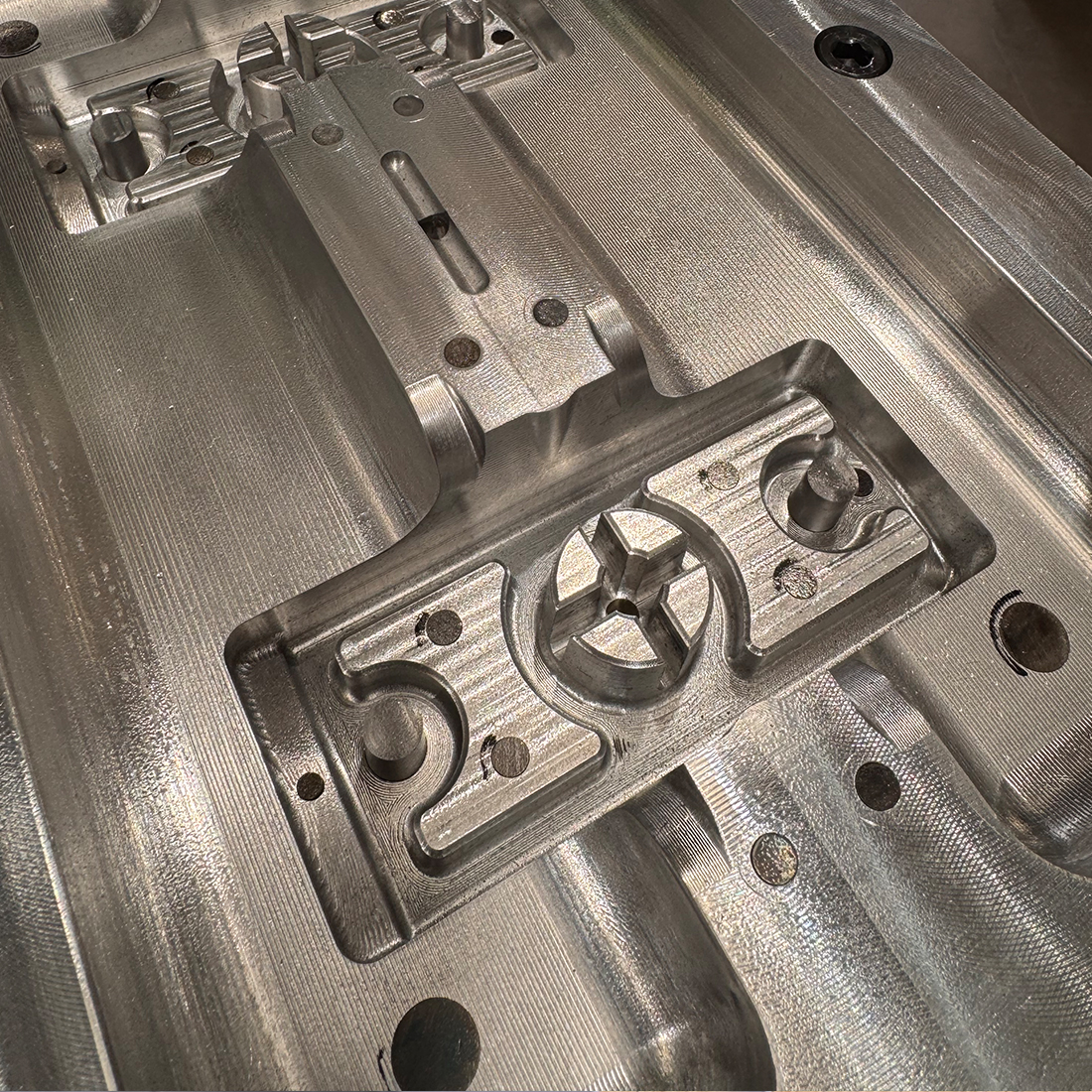 Form for manufacturing plastic traffic light components